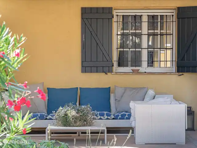 Côte d’Azur Villa, Annexe, Piscine | France, Côte d'Azur, Saint-Paul-de-Vence - villa Canapé confortable à l’extérieur, couvert à l’ombre