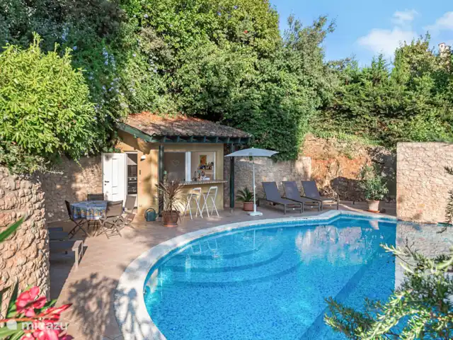 Côte d’Azur Villa, Annexe, Piscine | France, Côte d'Azur, Saint-Paul-de-Vence - villa Perspective depuis la grande piscine