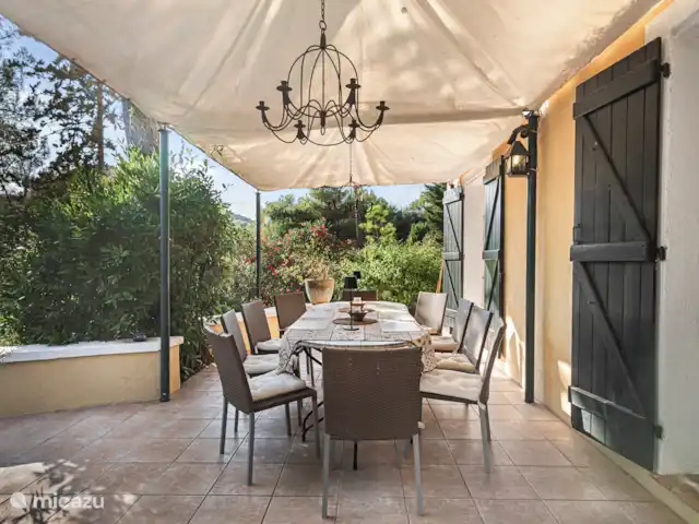 Côte d’Azur Villa, Annexe, Piscine | France, Côte d'Azur, Saint-Paul-de-Vence - villa Grande terrasse couverte avec table et 10 chaises