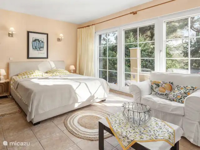 Côte d’Azur Villa, Annexe, Piscine | France, Côte d'Azur, Saint-Paul-de-Vence - villa Chambre spacieuse dans le pool house avec canapé - gigogne