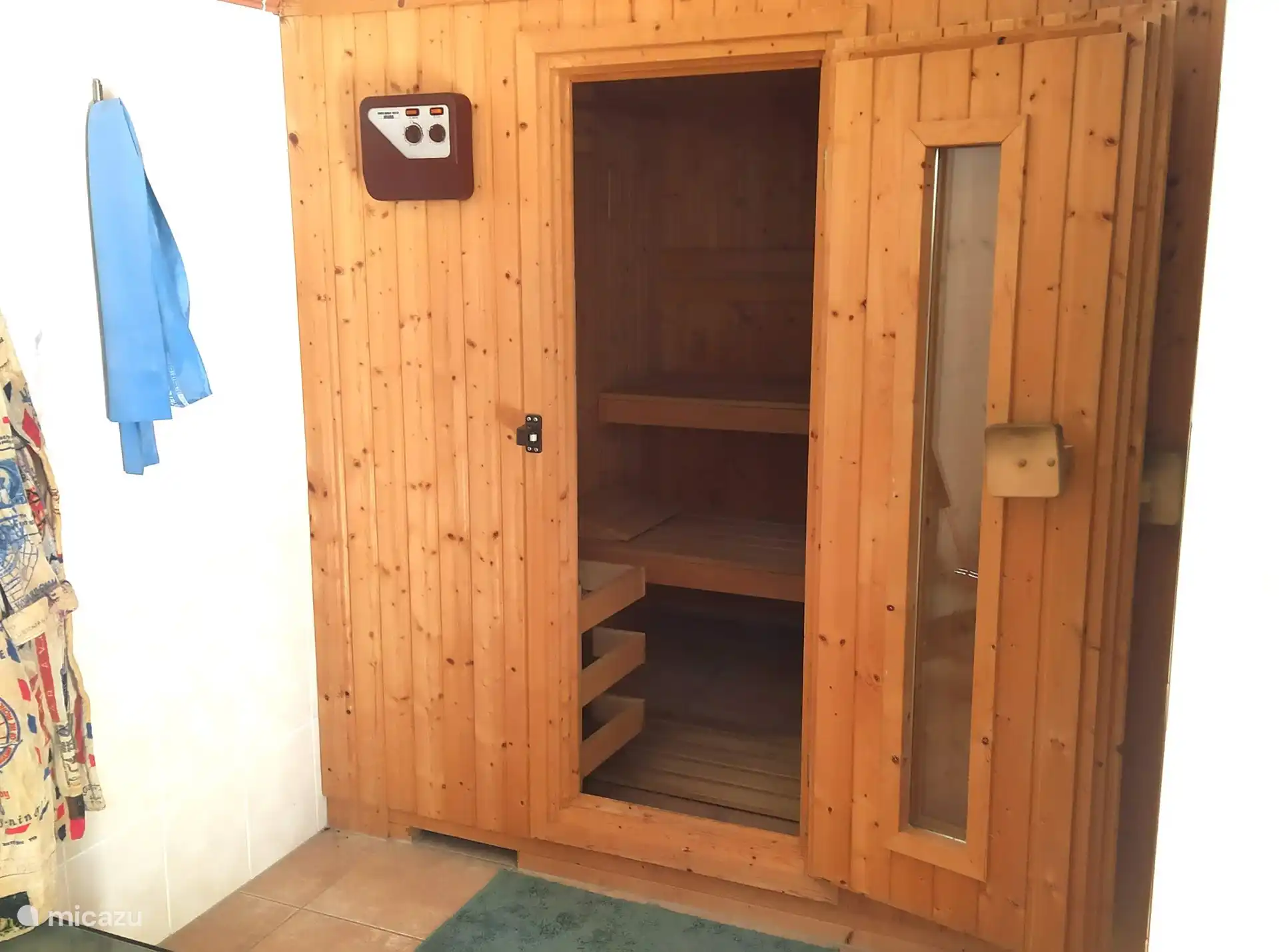 Sauna with separate shower