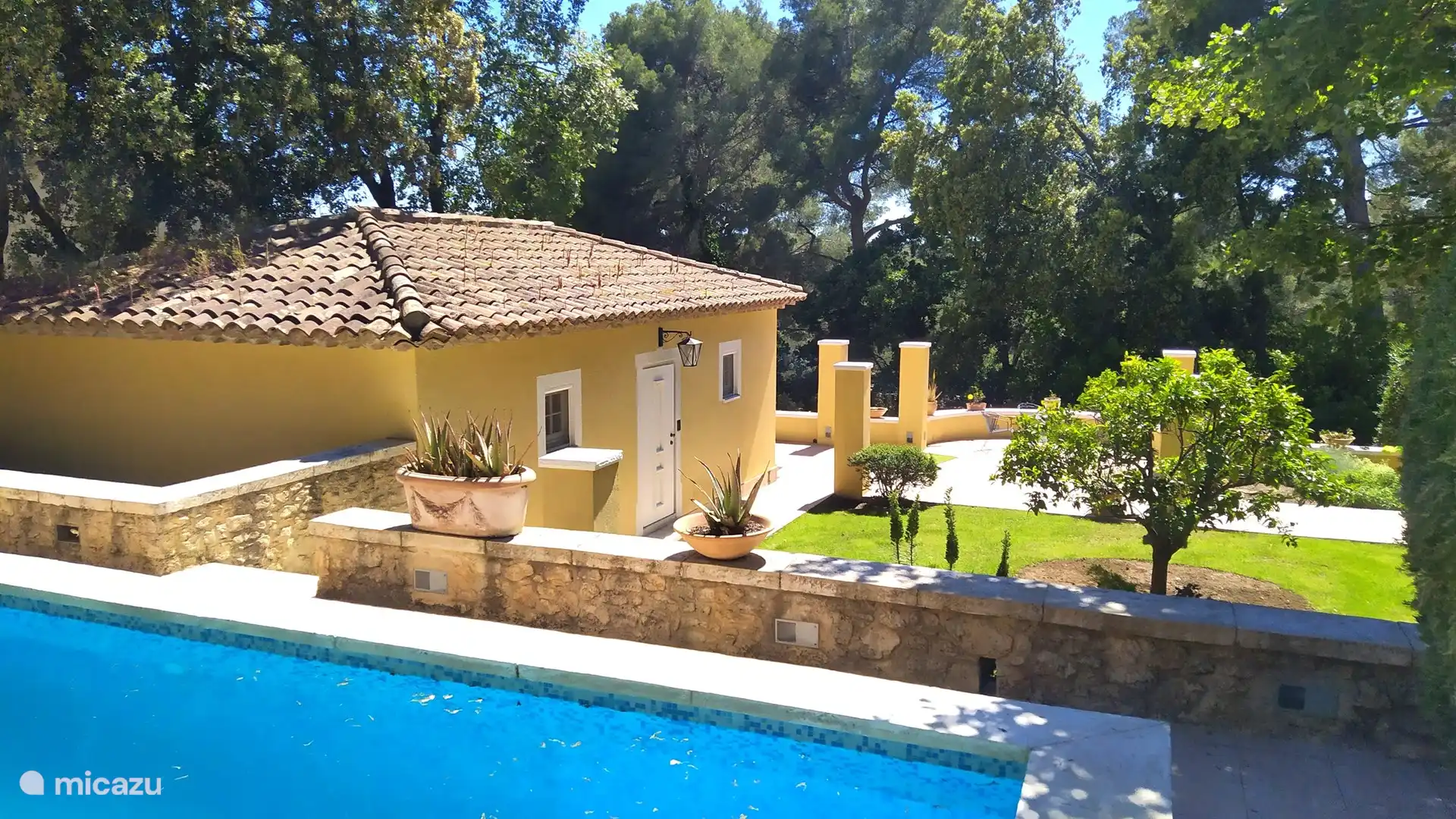 Overview of the pool house with terraces