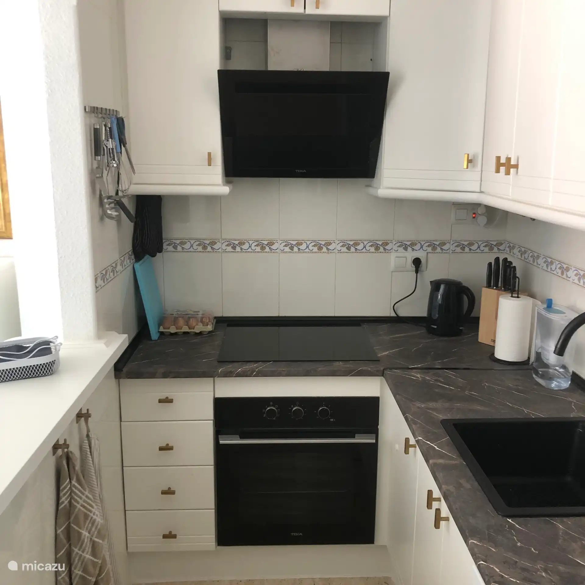 Cocina con placa de inducción y horno