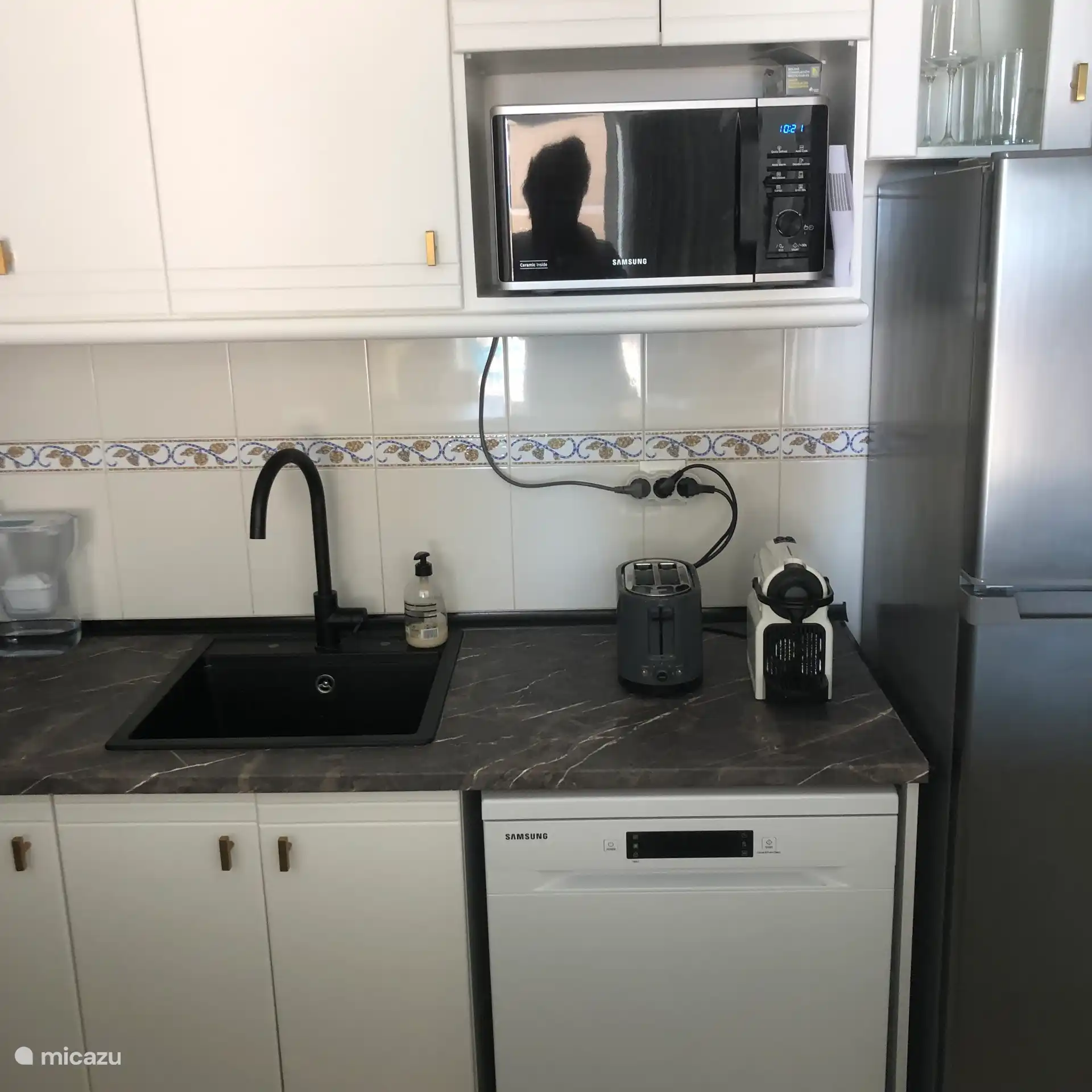 Cocina con microondas, lavavajillas; máquina de café nespesso; horno; refrigerador; horno, tostadora, hervidor de agua, placa de inducción y gran campana extractora