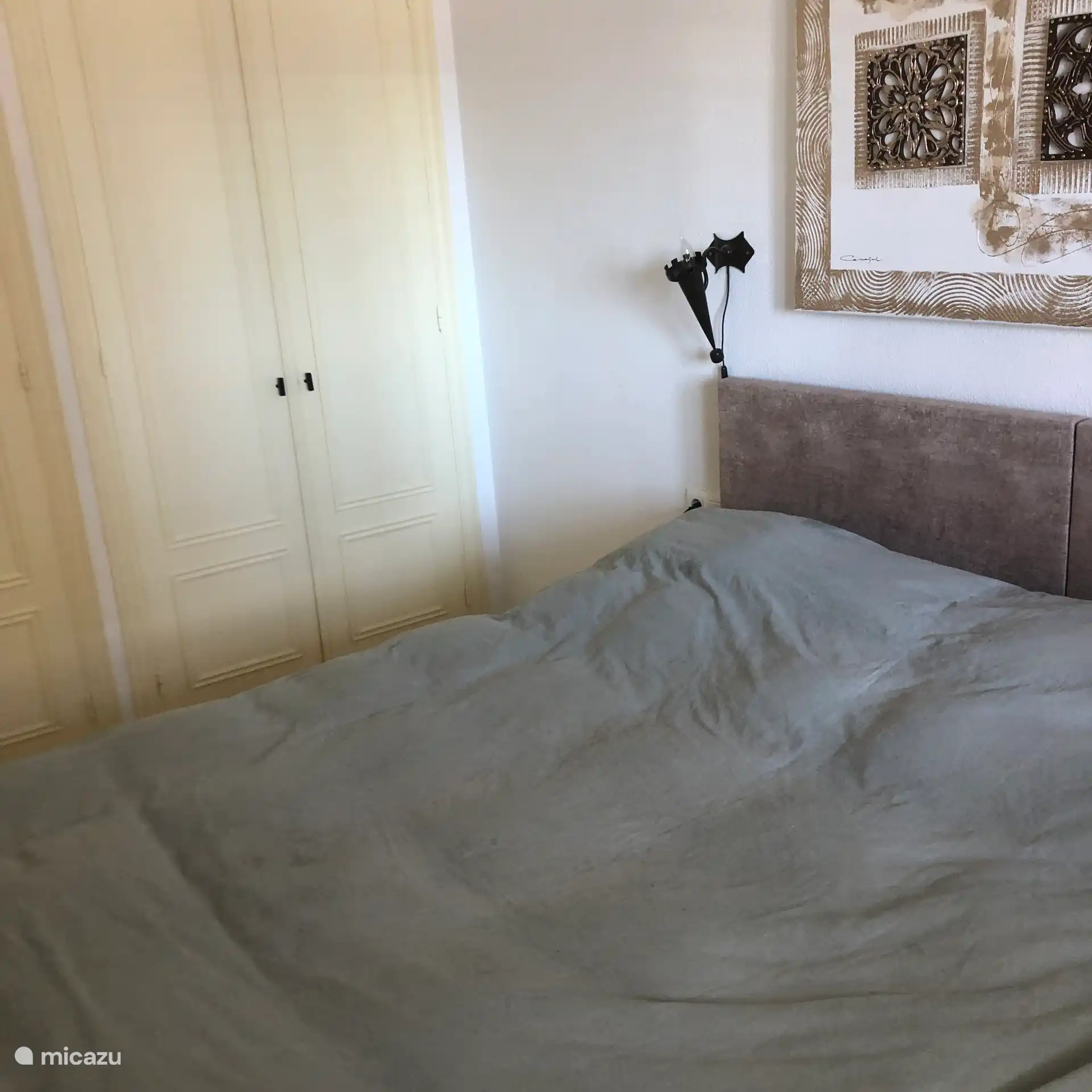 Dormitorio con cama con somier de 180x200 con armario de almacenaje y caja fuerte