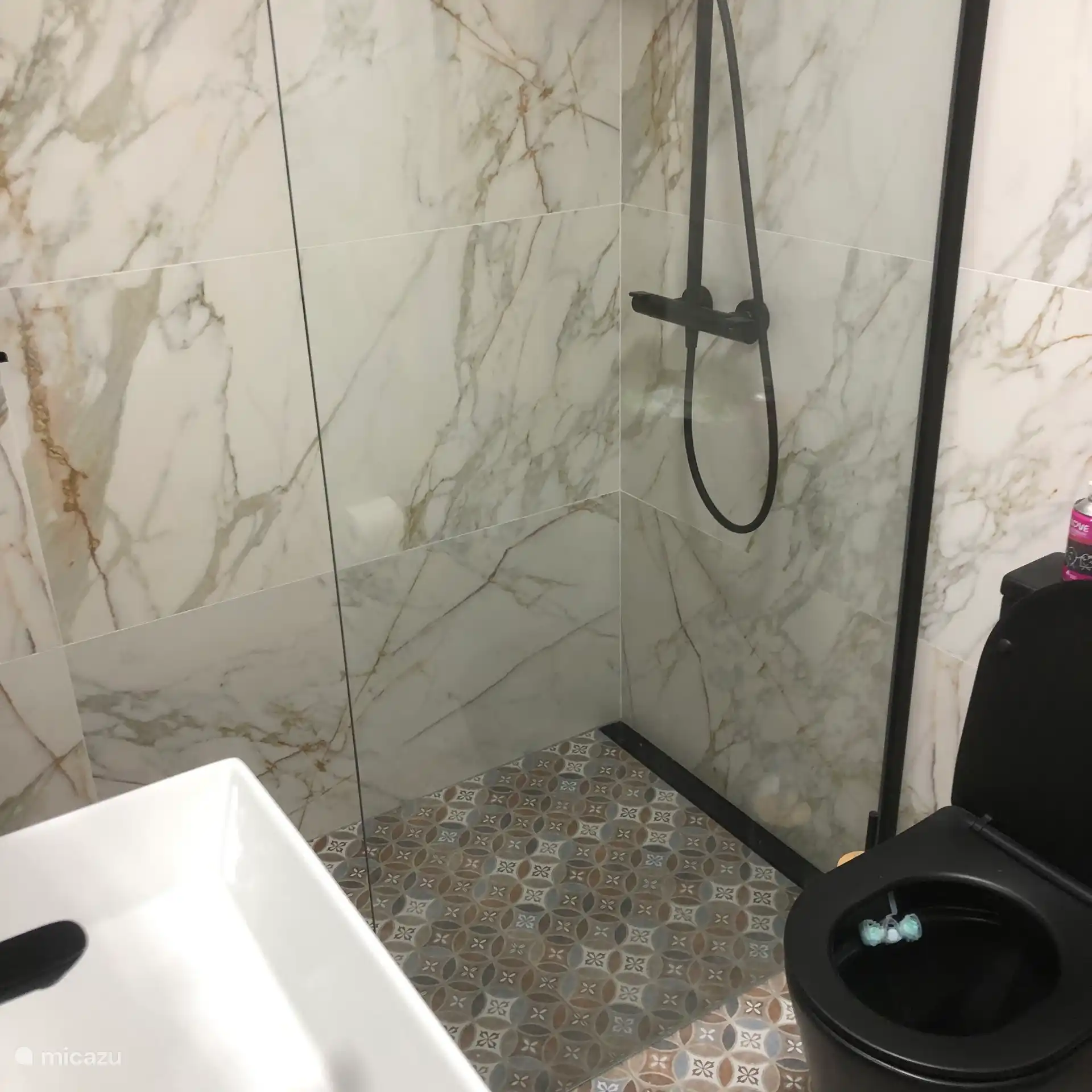 Ducha a ras de suelo con ducha de lluvia y ducha de mano