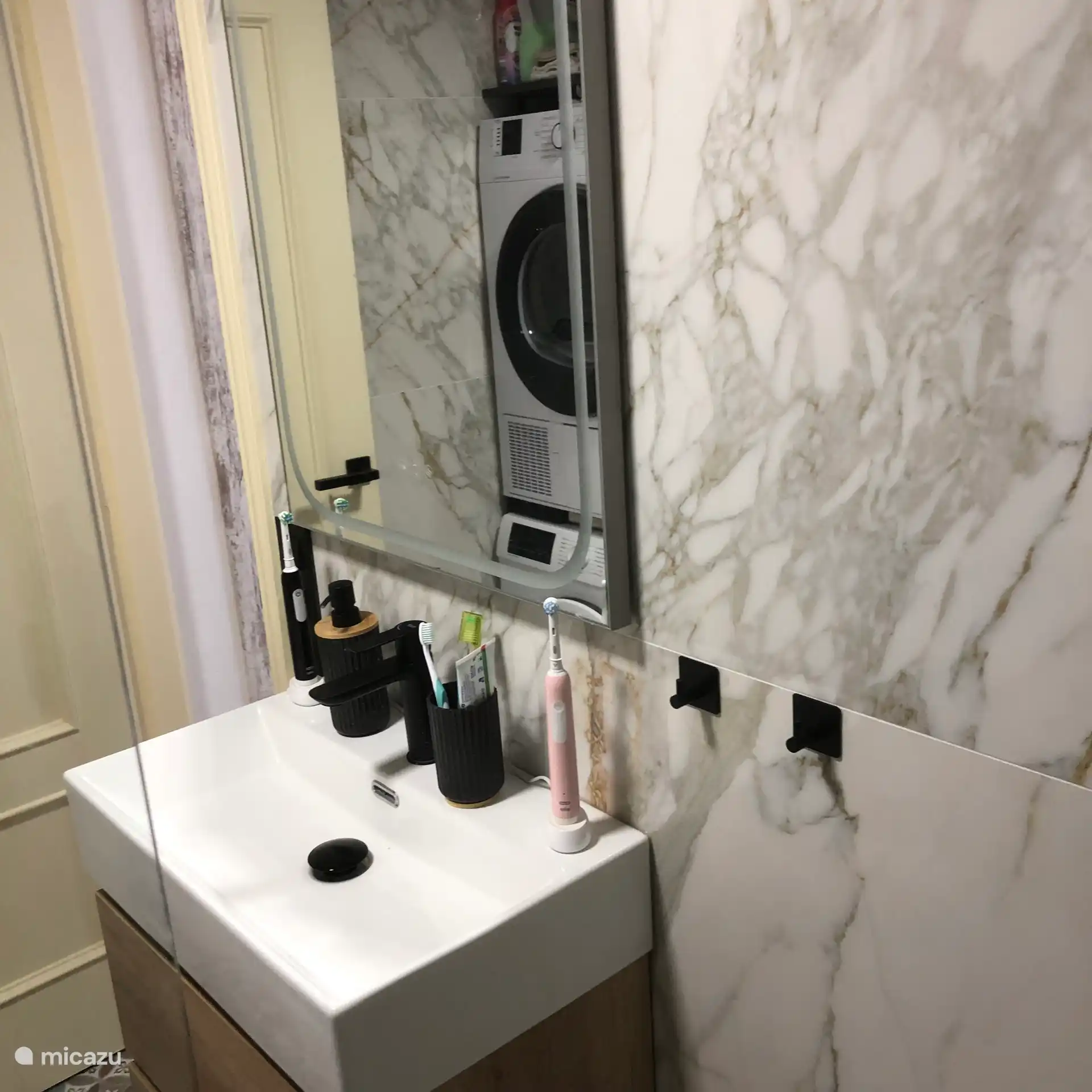 Baño y espejo con iluminación y calefacción 