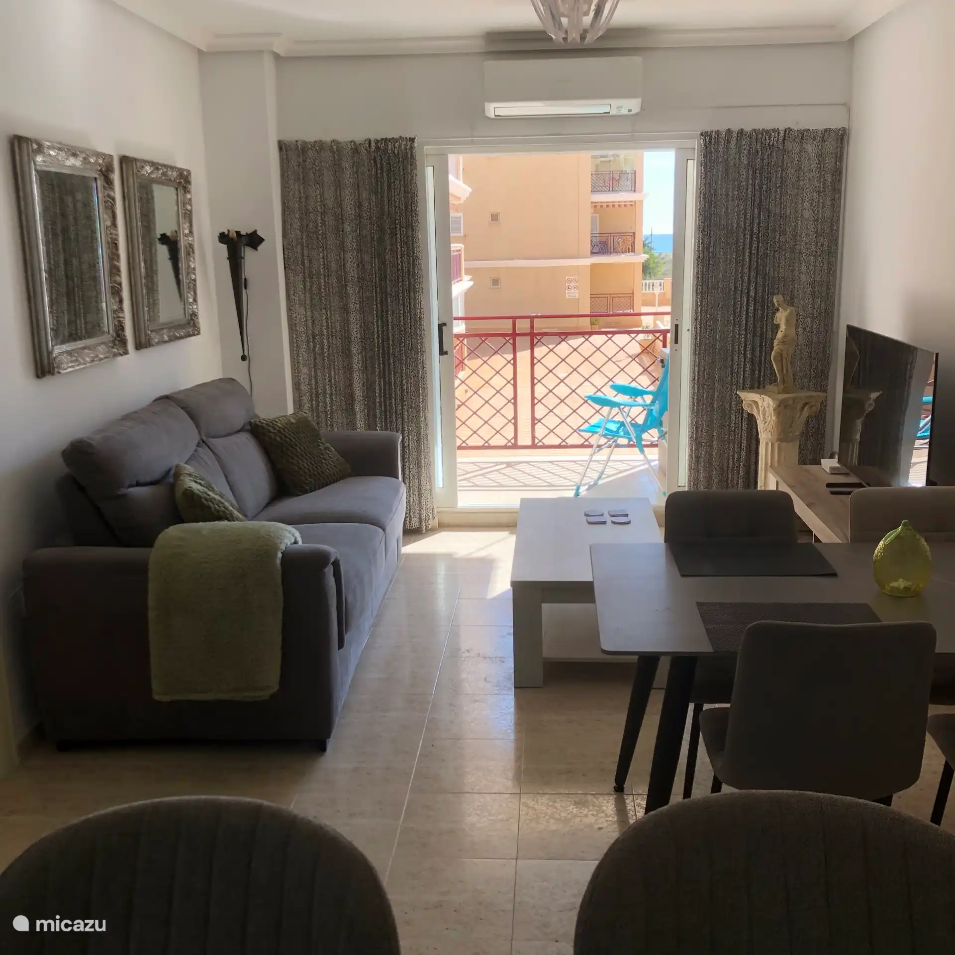 Sala de estar con sofá cama 