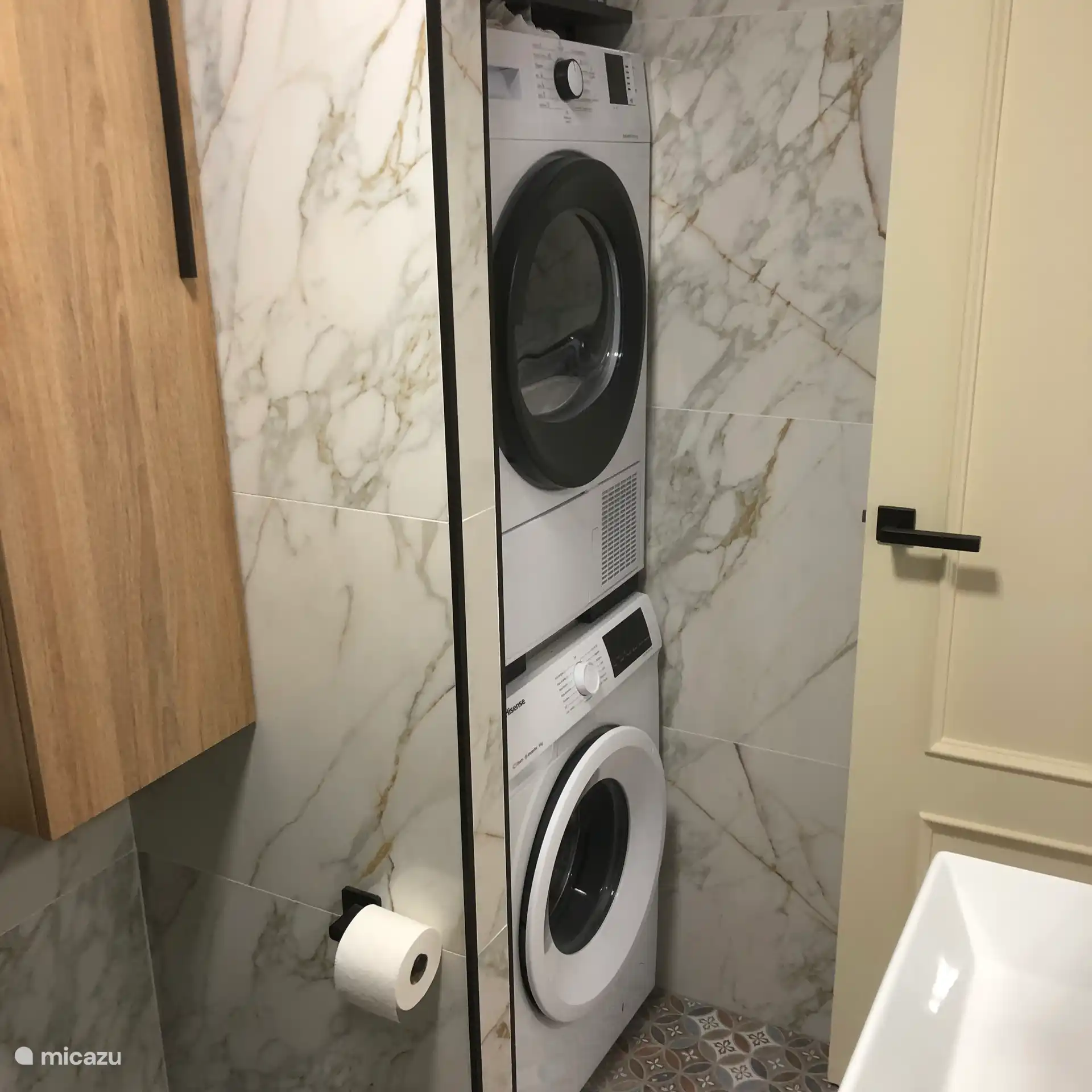 Cuarto de baño con lavadora y secadora