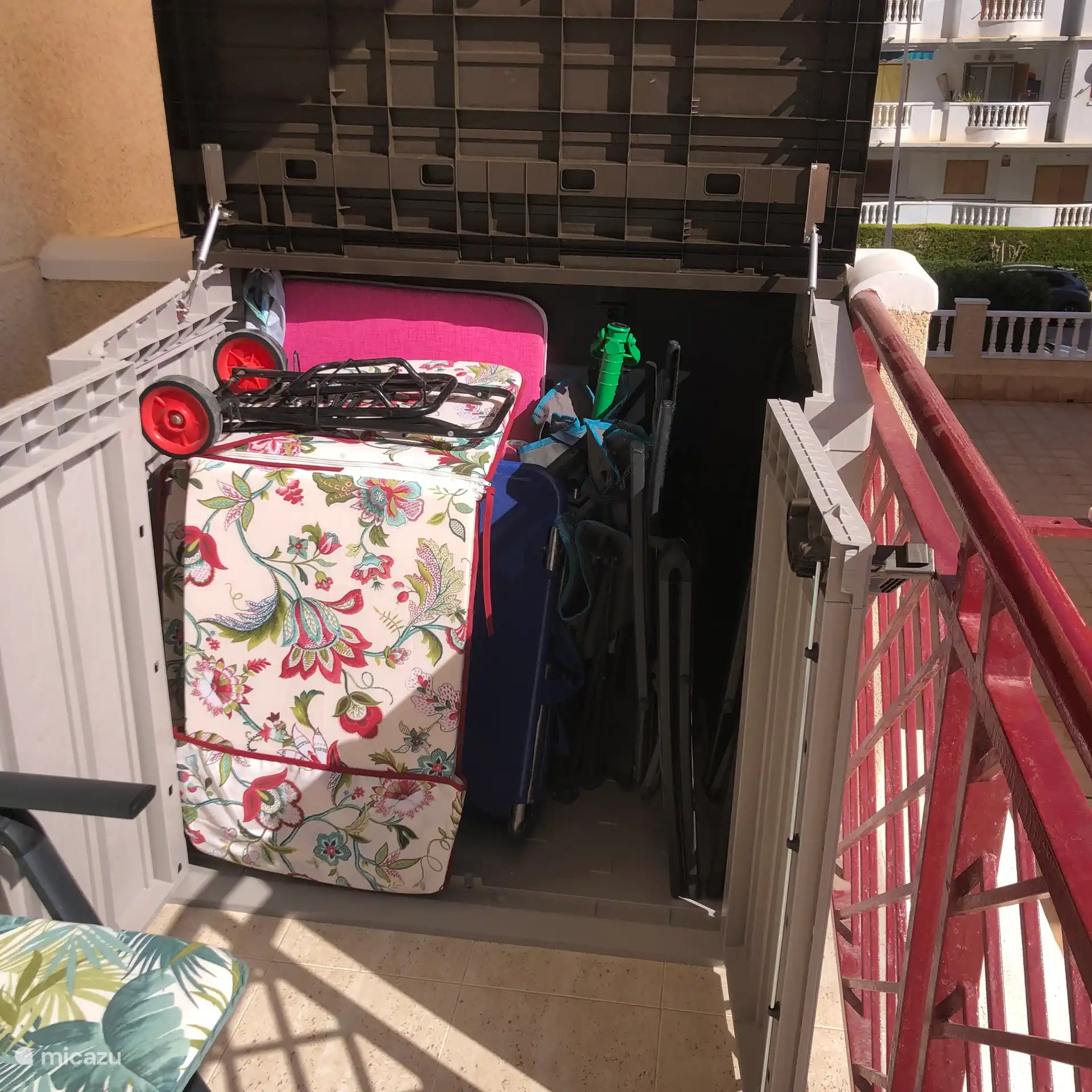 Armario de almacenamiento con silla de playa, cama de playa, carrito y sombrilla