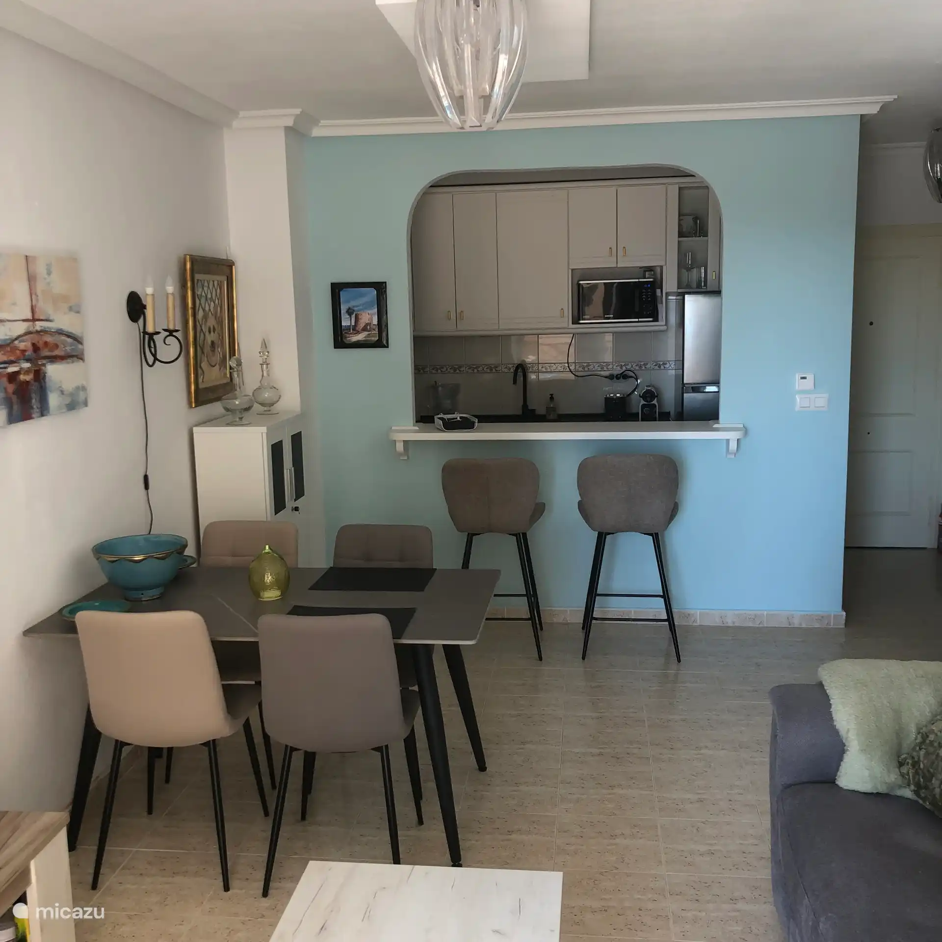 Área de comedor con vista a la cocina semi abierta