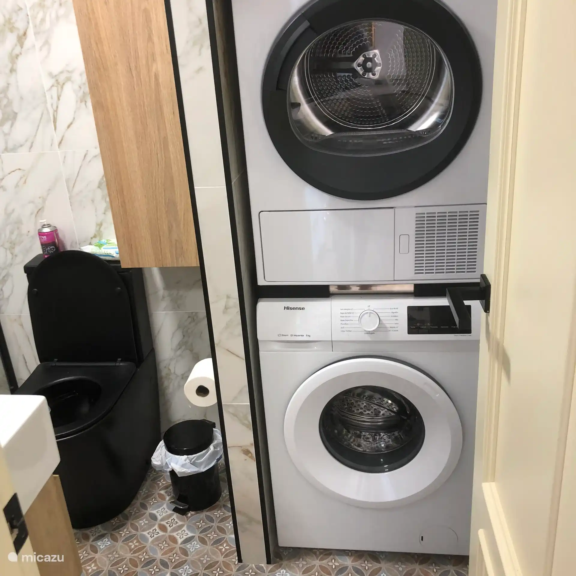 Cuarto de baño completo con secador de pelo, plancha, detergentes y vaporizador de ropa