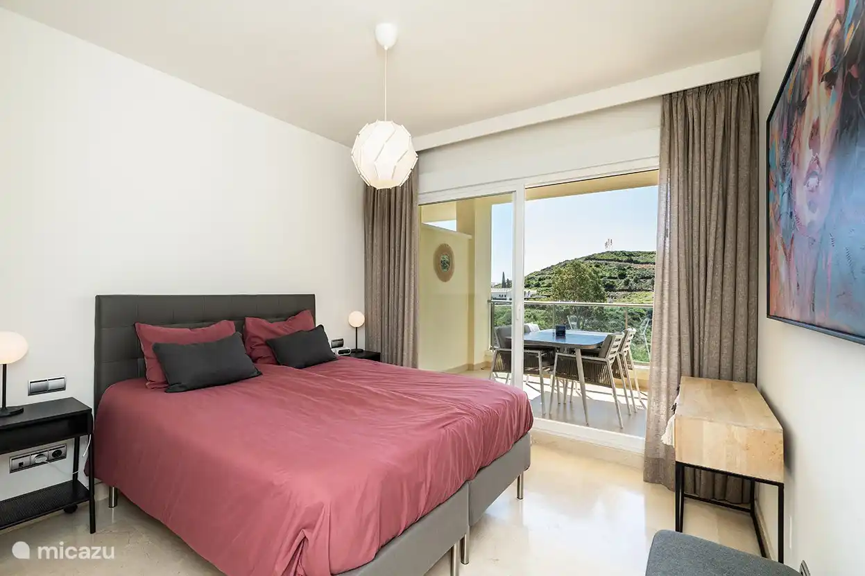 Hauptschlafzimmer mit Bad en suite.