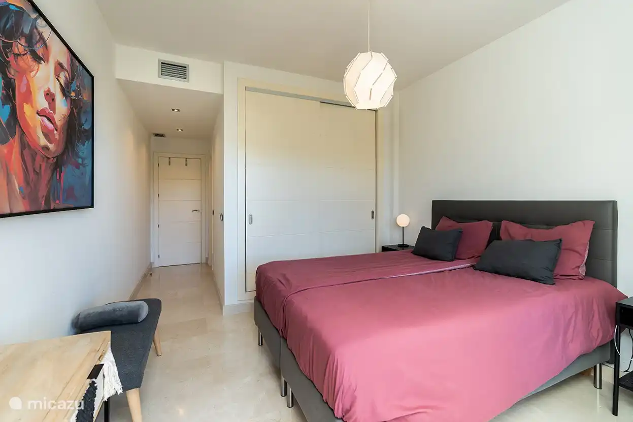 Hauptschlafzimmer mit Einbauschränken 