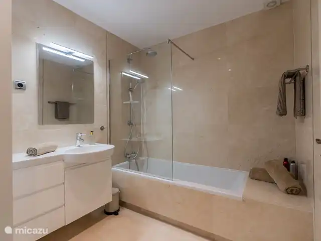 Casa Arana Bosmans | Espagne, Costa del Sol, Mijas Costa - appartement 1ère salle de bain spacieuse et confortable