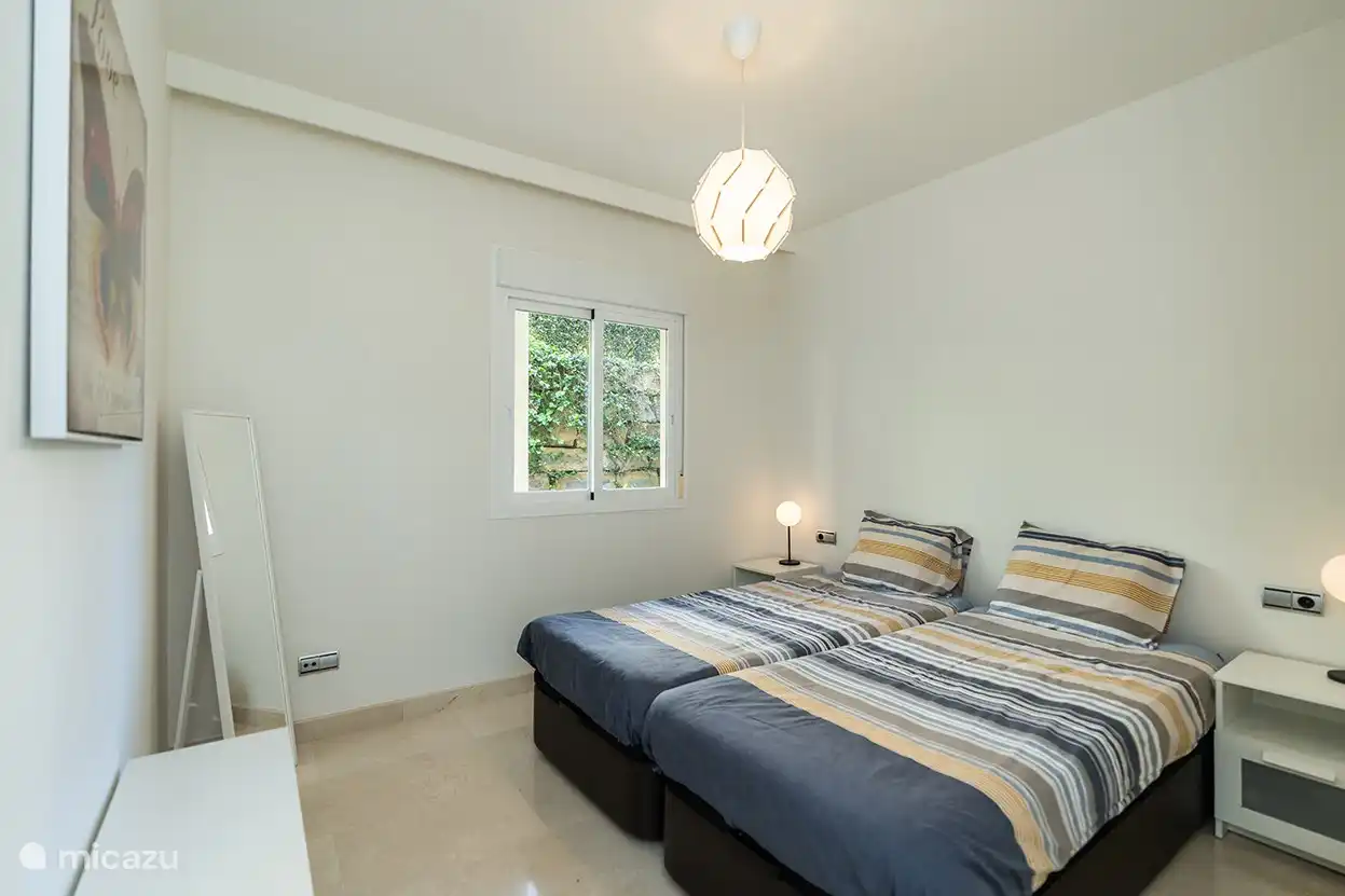 2 Schlafzimmer mit zwei Einzelbetten und Fenster mit Rollladen. Auch Einbauschrank verfügbar