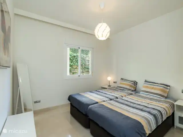 Casa Arana Bosmans | Espagne, Costa del Sol, Mijas Costa - appartement 2 chambres avec lits jumeaux et fenêtre avec volet. Également armoire encastrée disponible