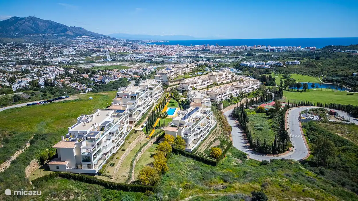 Sehen Sie, wie schön das Schwimmbad zwischen den Gebäuden liegt. Die Aussicht bleibt schön!