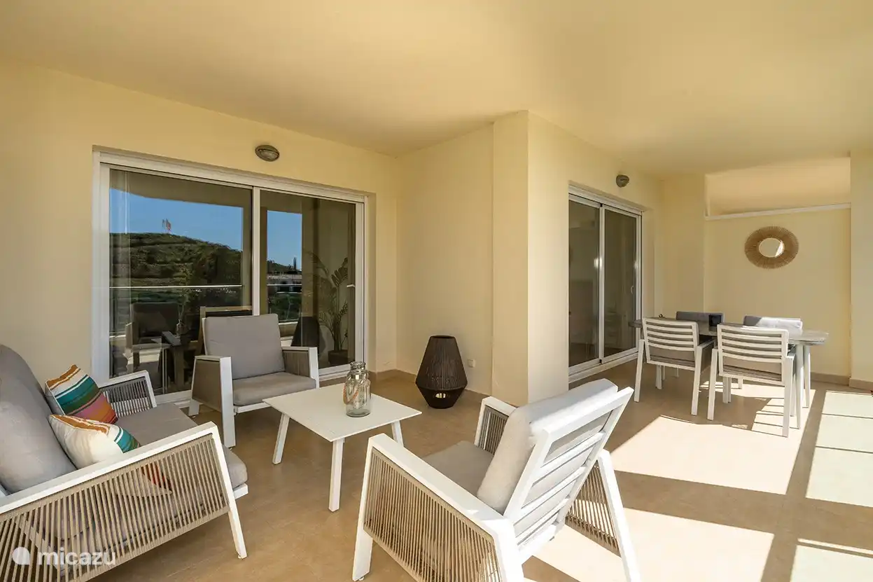 Sowohl Lounge-Set als auch Tisch mit Stühlen für optimalen Genuss des geräumigen Balkons.