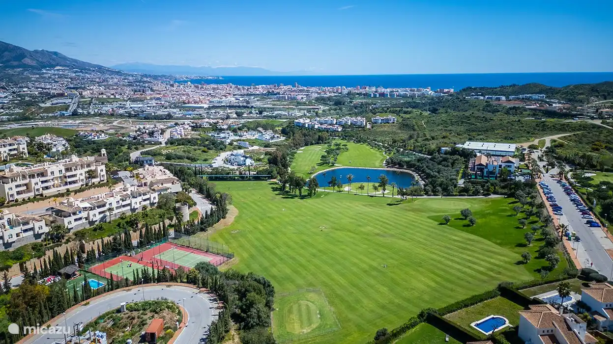 Blick auf die Umgebung und den gegenüberliegenden Golfplatz