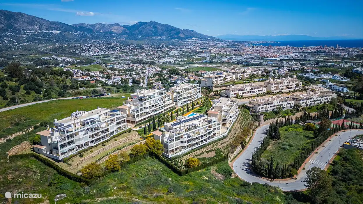 Der Komplex mit der vielseitigen Umgebung im Hintergrund