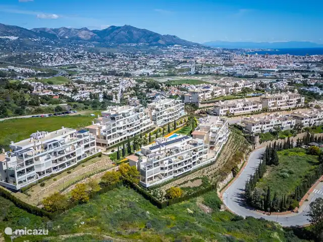 Casa Arana Bosmans | Espagne, Costa del Sol, Mijas Costa - appartement Le complexe avec l’environnement polyvalent en arrière-plan