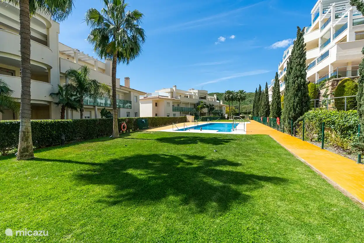 Schöner großer Pool mit Liegewiese. Im Sommer stehen Liegestühle und Sonnenschirme zur Verfügung