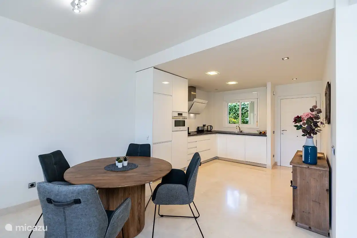 Luxuriöse und komplette Küche mit allem Notwendigen. Auch schöner runder Esstisch mit bequemen Stühlen.