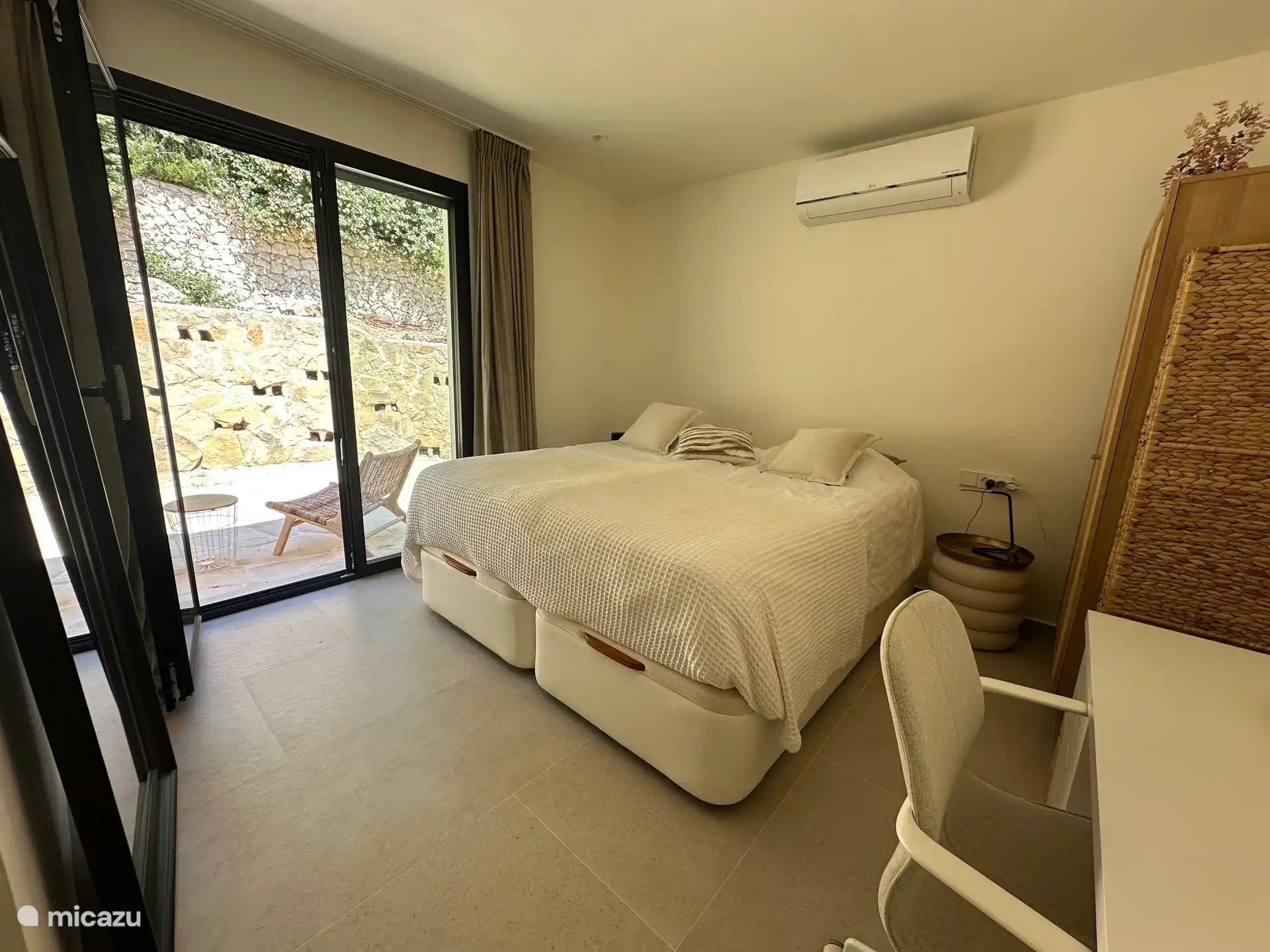 Schlafzimmer mit Terrassentüren zum Garten