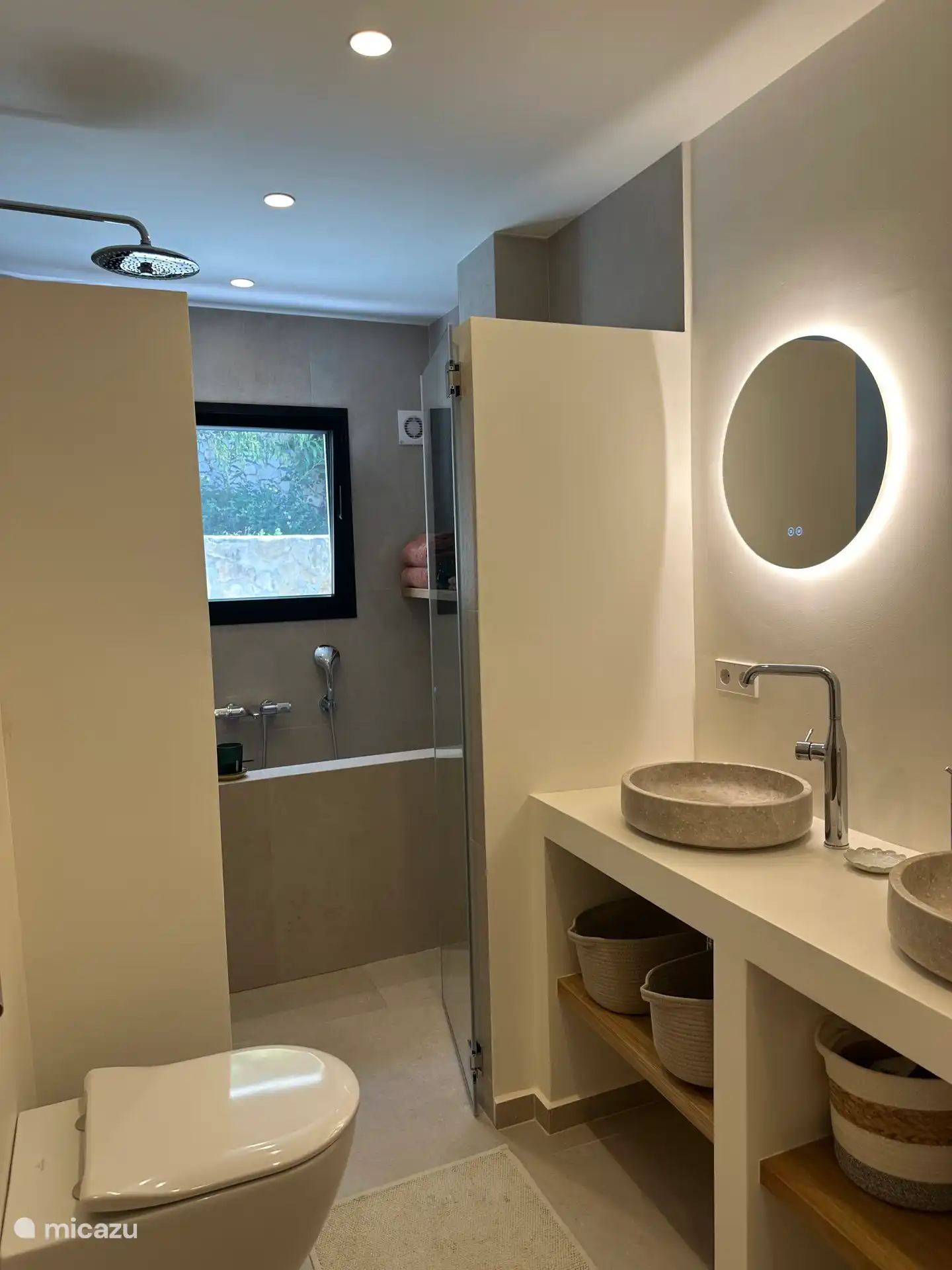 Eigenes Badezimmer im Hauptschlafzimmer. Badewanne und Dusche, Toilette und 2 Waschbecken