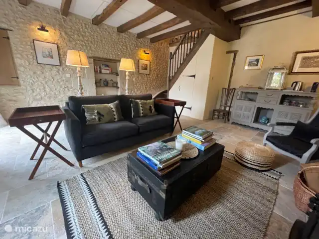 Le Manoir Des Fouilloux  | France, Charente, Aubeterre-sur-Dronne - manoir / château Salon du chalet dans la cour