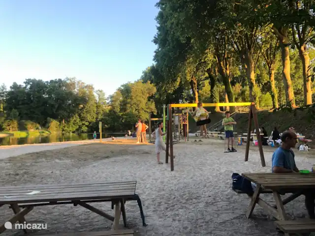 Le Manoir Des Fouilloux  | France, Charente, Aubeterre-sur-Dronne - manoir / château Plage de la rivière Saint Aulaye et aire de jeux pour enfants. Il y a un maître-nageur, un bar/resto et du kayak