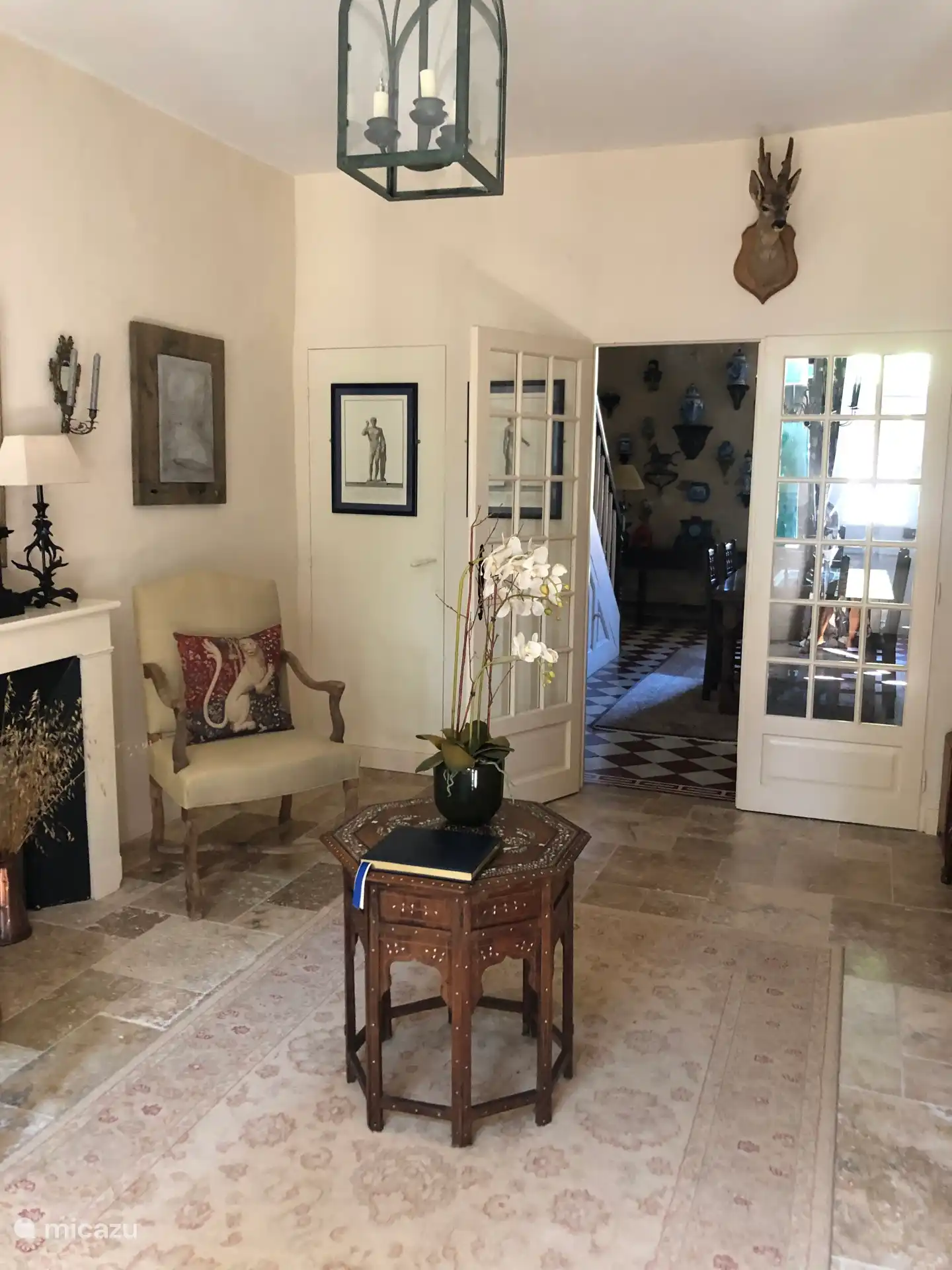 Our elegant entrance hall 