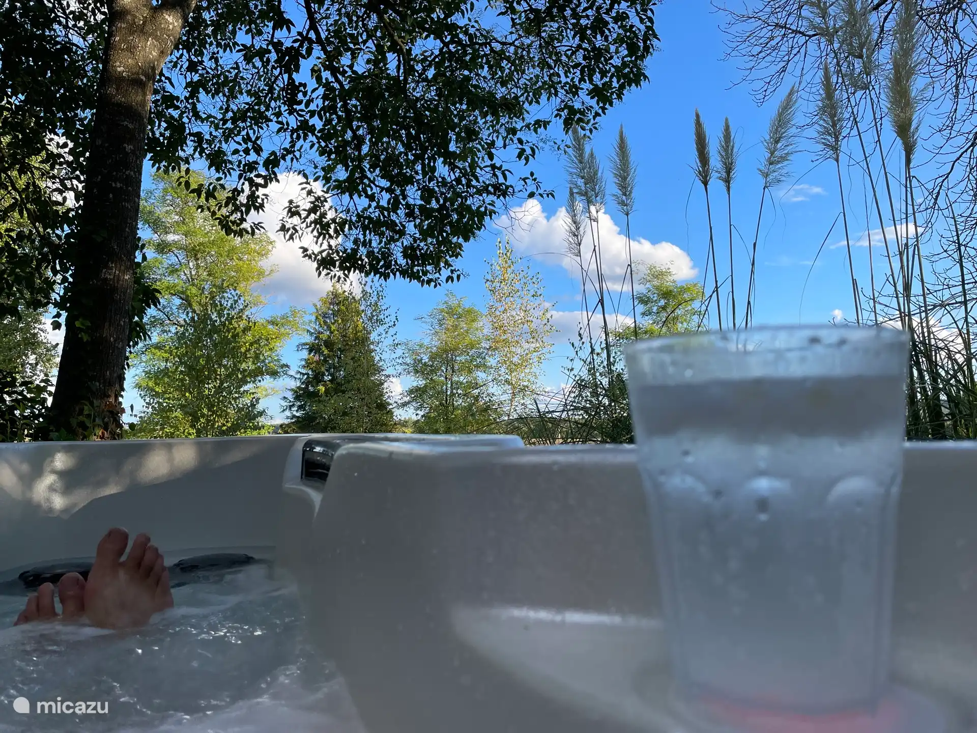 Relax in our 6 man hot tub - enjoy the view and a cocktail !