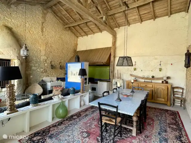 Le Manoir Des Fouilloux  | France, Charente, Aubeterre-sur-Dronne - manoir / château Cuisine d’été marocaine. un grand espace pour dîner- cuisine entièrement équipée avec barbecue à gaz