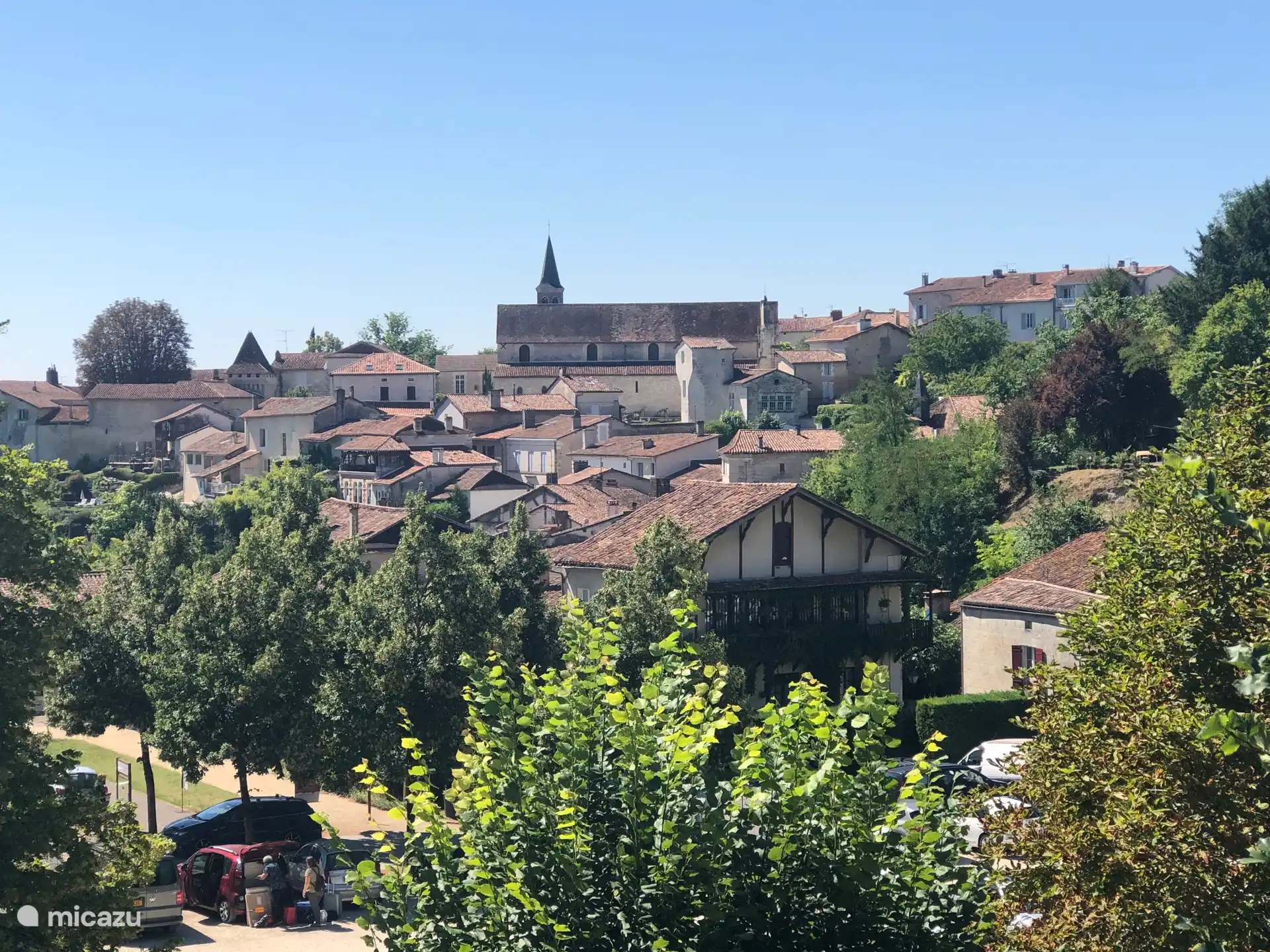 The beautiful village of Aubeterre is 10 mins drive.  There is a wonderful selection of restaurants, bars, shops. 