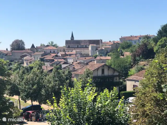 Le Manoir Des Fouilloux  | France, Charente, Aubeterre-sur-Dronne - manoir / château Le beau village d’Aubeterre est à 10 minutes en voiture.  Il y a une merveilleuse sélection de restaurants, bars, boutiques.