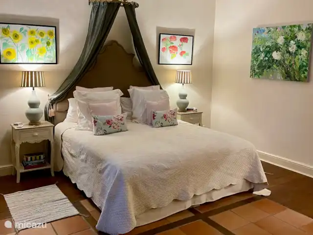 Le Manoir Des Fouilloux  | France, Charente, Aubeterre-sur-Dronne - manoir / château Tous nos lits sont de qualité hôtelière et disposent de surmatelas, de couettes et d’oreillers naturels.