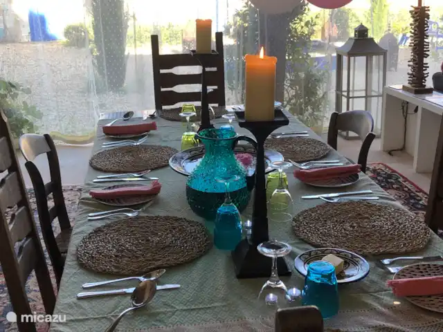Le Manoir Des Fouilloux  | France, Charente, Aubeterre-sur-Dronne - manoir / château Dîner dans notre salle à manger d’été. Laissez-nous tout faire pour vous.  nous avons un service sur place et le choix de 2 chefs - indien et libanais