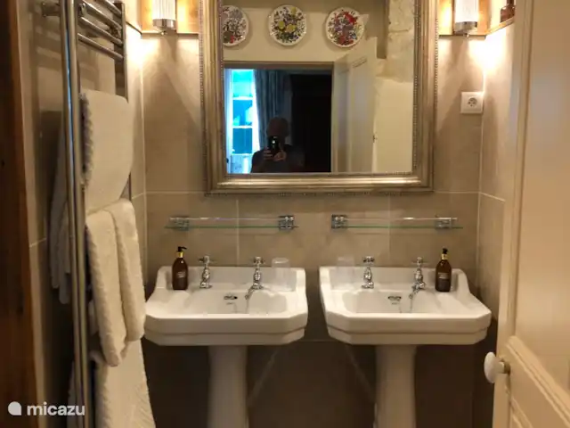 Le Manoir Des Fouilloux  | France, Charente, Aubeterre-sur-Dronne - manoir / château Chambre 2 salle de bain attenante avec douche à l’italienne, bidet et toilettes