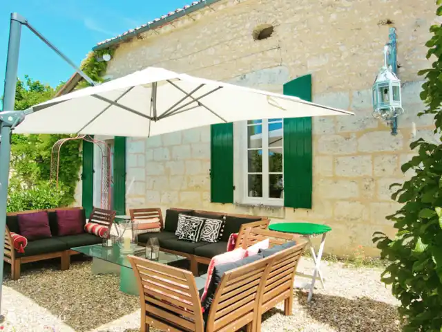 Le Manoir Des Fouilloux  | France, Charente, Aubeterre-sur-Dronne - manoir / château La terrasse du Parterre - un endroit idéal pour les cocktails en début de soirée