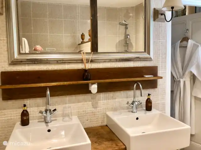 Le Manoir Des Fouilloux  | France, Charente, Aubeterre-sur-Dronne - manoir / château Chambre parentale en suite salle de bain avec douche à l’italienne et WC