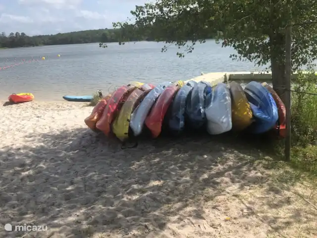 Le Manoir Des Fouilloux  | France, Charente, Aubeterre-sur-Dronne - manoir / château Passez une journée de farniente au bord de notre lac local avec plage, sauveteur, kayak, paddle board, longues promenades et bien sûr un bar et un Resto.