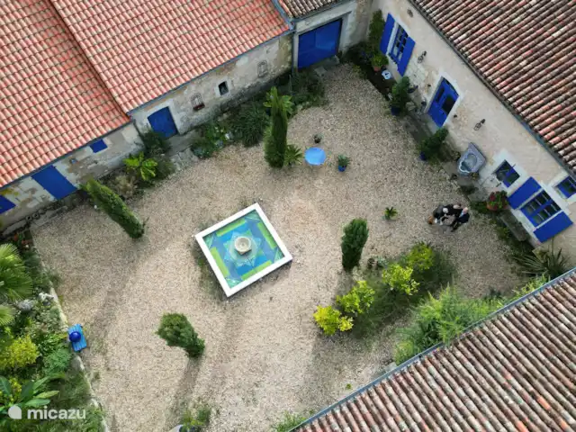 Le Manoir Des Fouilloux  | France, Charente, Aubeterre-sur-Dronne - manoir / château Cour privée intérieure avec salle à manger ouverte et chalet dans la cour