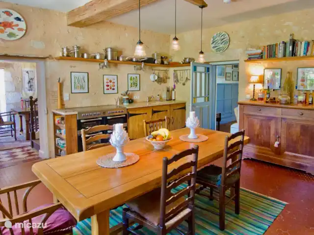 Le Manoir Des Fouilloux  | France, Charente, Aubeterre-sur-Dronne - manoir / château Cuisine principale avec table à manger pour 8 personnes