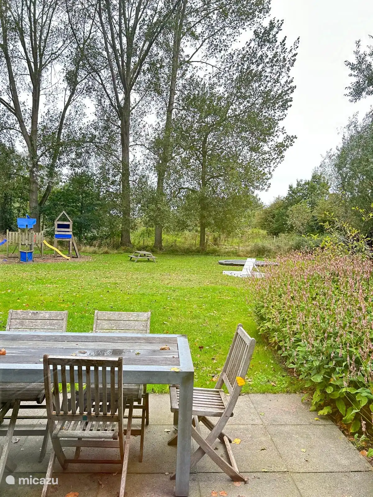 Terras met zicht op speeltuin