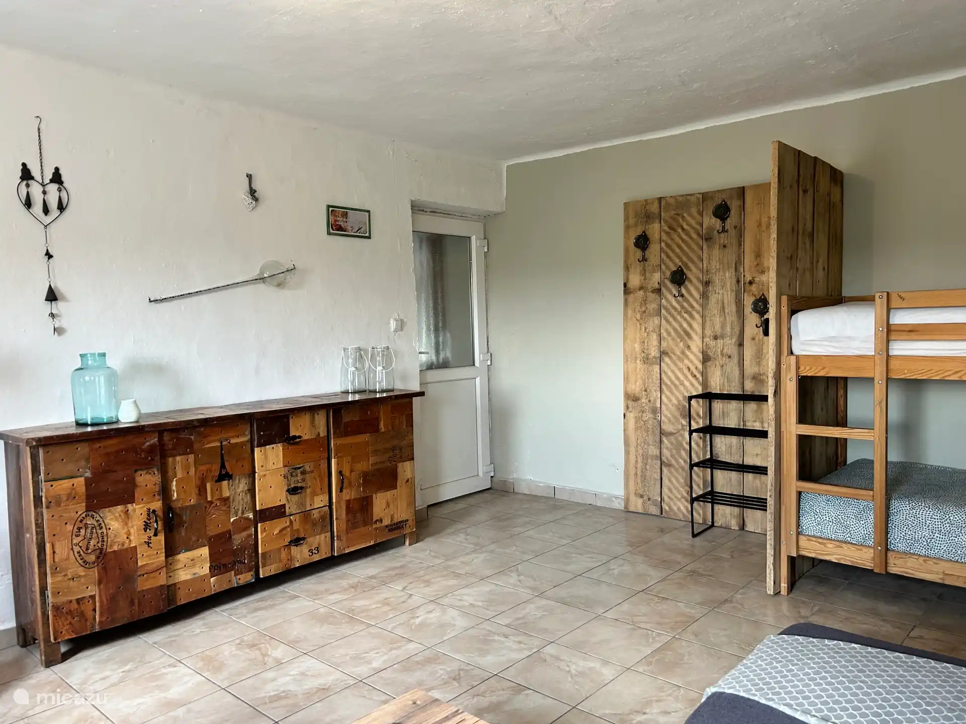 Living room / 2nd bedroom 