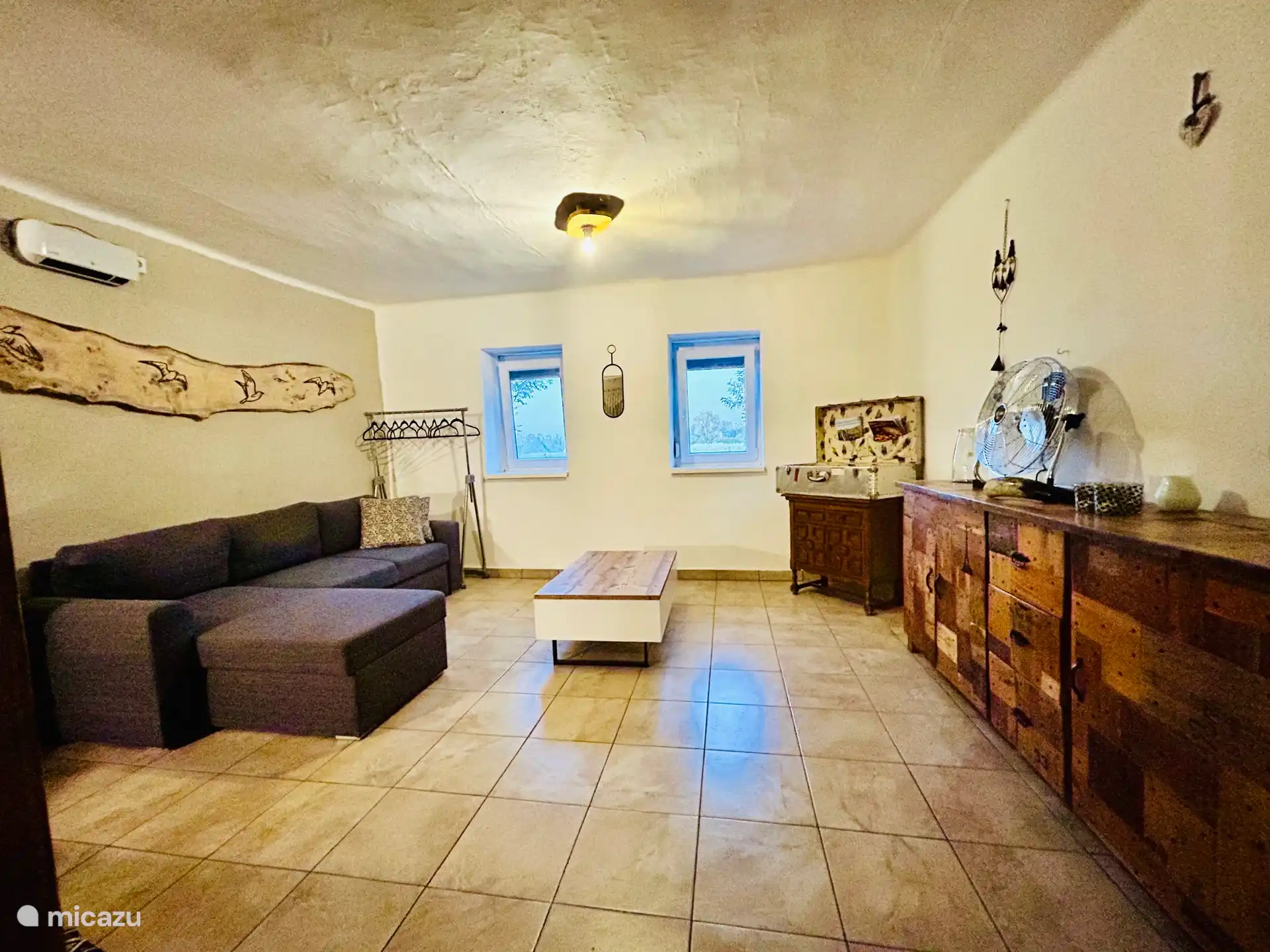 Living room / 2nd bedroom 