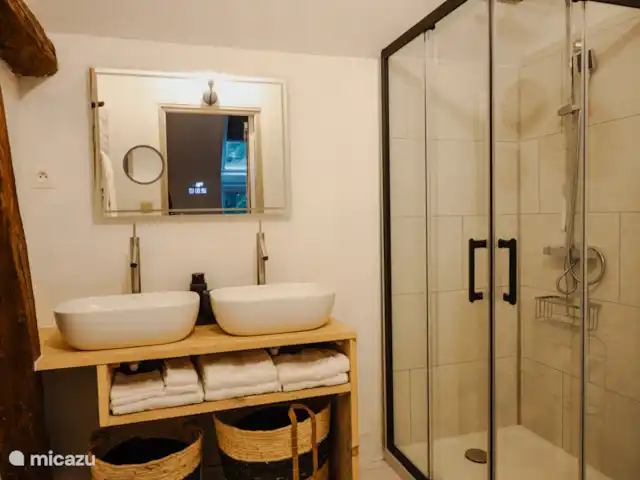 B&B BienViennue - Descartes 2-4p | France, Indre-et-Loire, Marcilly-sur-Vienne - chambres d'hôtes Chambre Descartes avec salle de bain attenante.