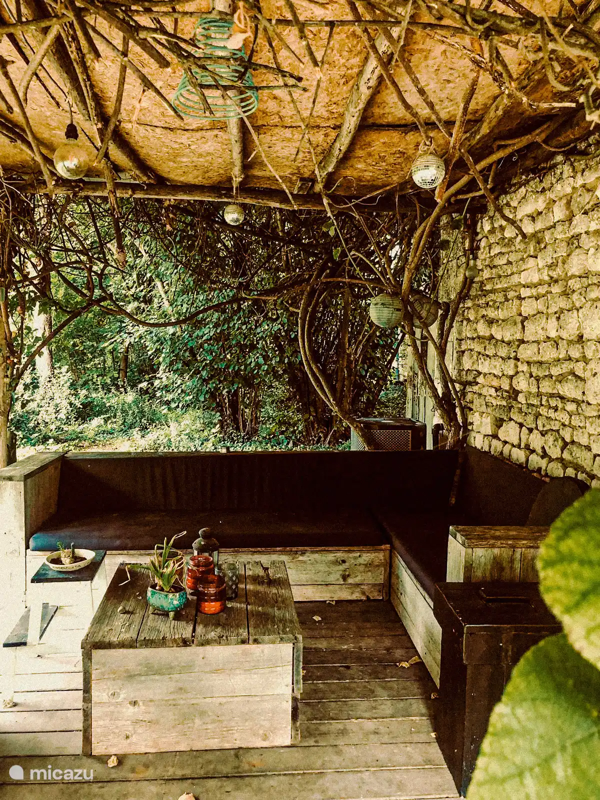 Loungebereich entlang der Terrasse